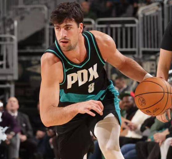 雄鹿队在客场比赛中大胜开拓者队是哪一场