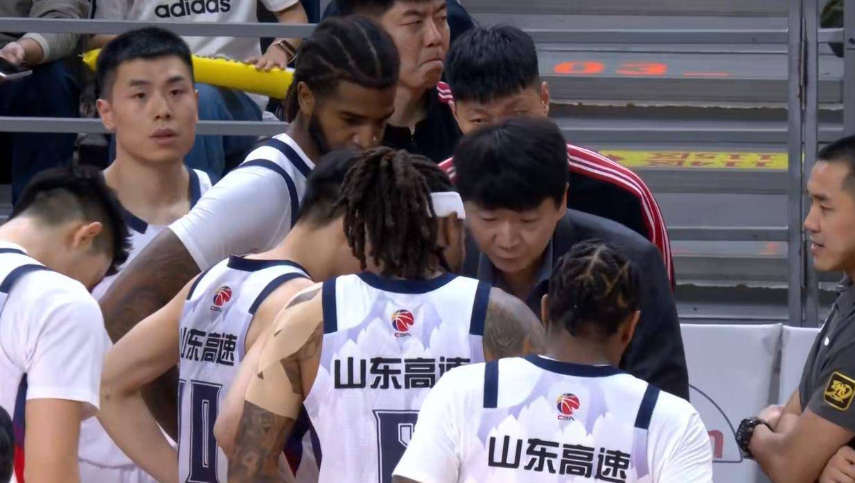 关于广东队成功力挽狂澜，终结连败局面，重返CBA联赛榜首的信息