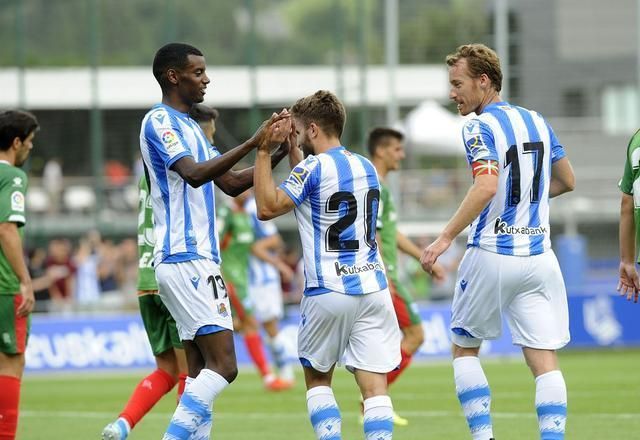 包含埃瓦尔客场被逼平，球队战术遭受质疑的词条